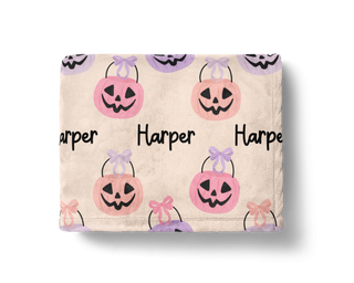 Personalized pink and purple pumpkin Halloween blanket with custom name for baby girls and toddlers – cozy fall throw with jack-o’-lantern and bow design.